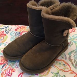Ugg Bailey Button olive green size 8